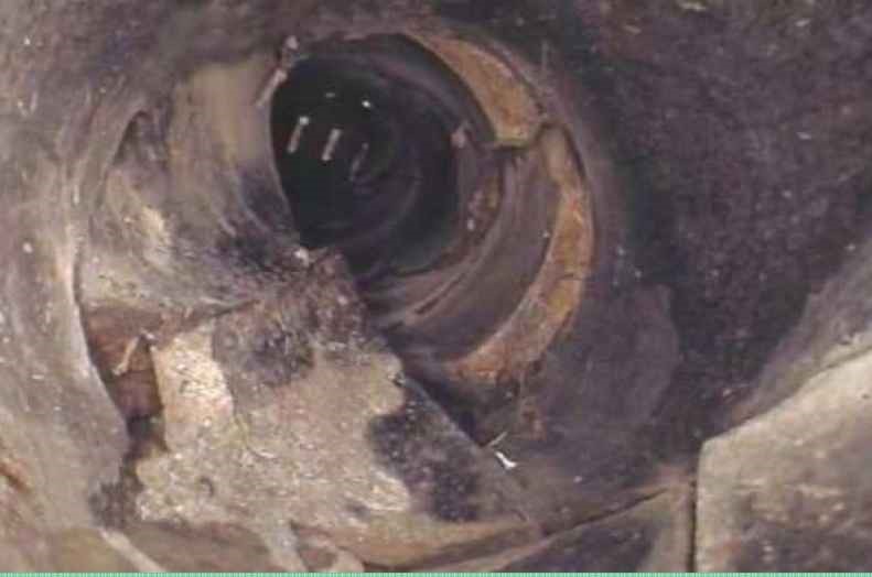 Ein Rohr mit einem Loch darin, Unterhalt Kanalisation.