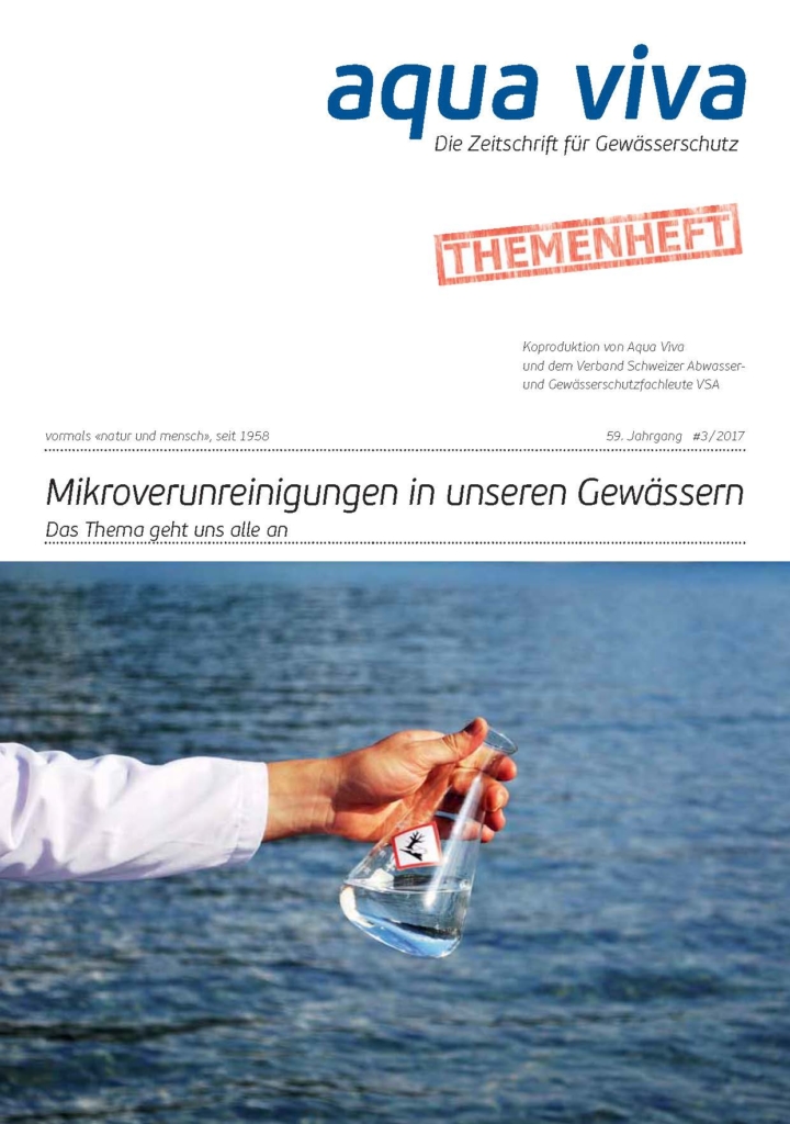 Themenheft Mikroverunreinigungen, Person mit Reagenzglas in der Hand.