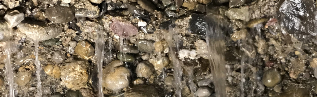 eine Nahaufnahme eines Grundwasserflusses mit Felsen darin.