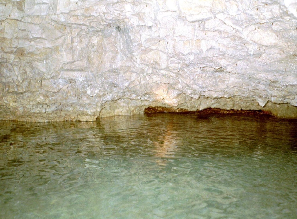 eine Höhle mit Wasser darin, Grundwasser.