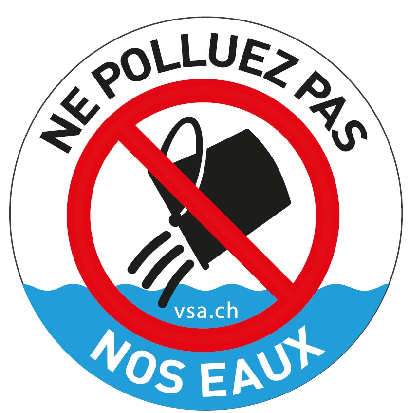 Eine Verbots Rondelle mit der Aufschrift „Kein Schmutzwasser in das Gewässer“.