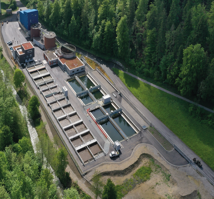 une vue aérienne d'une station de traitement de l'eau.