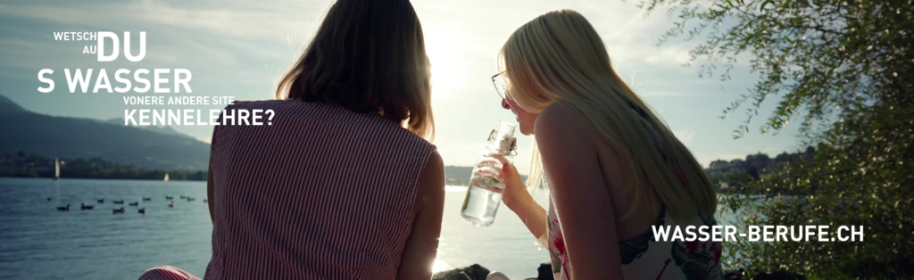 Zwei Frauen sitzen an einem See mit dem Text Wasser Berufe
