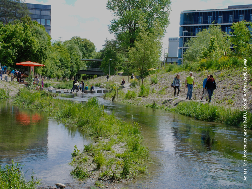 Ein Fluss, an dem viele Menschen entlanglaufen.