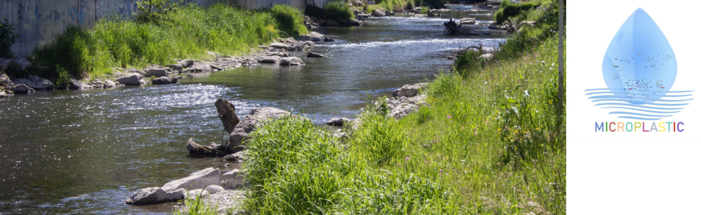 Ein flacher Fluss fließt im Sonnenlicht an grasbewachsenen Ufern vorbei; rechts ist eine Grafik eines Wassertropfens mit der Aufschrift "Mikroplastik" zu sehen.