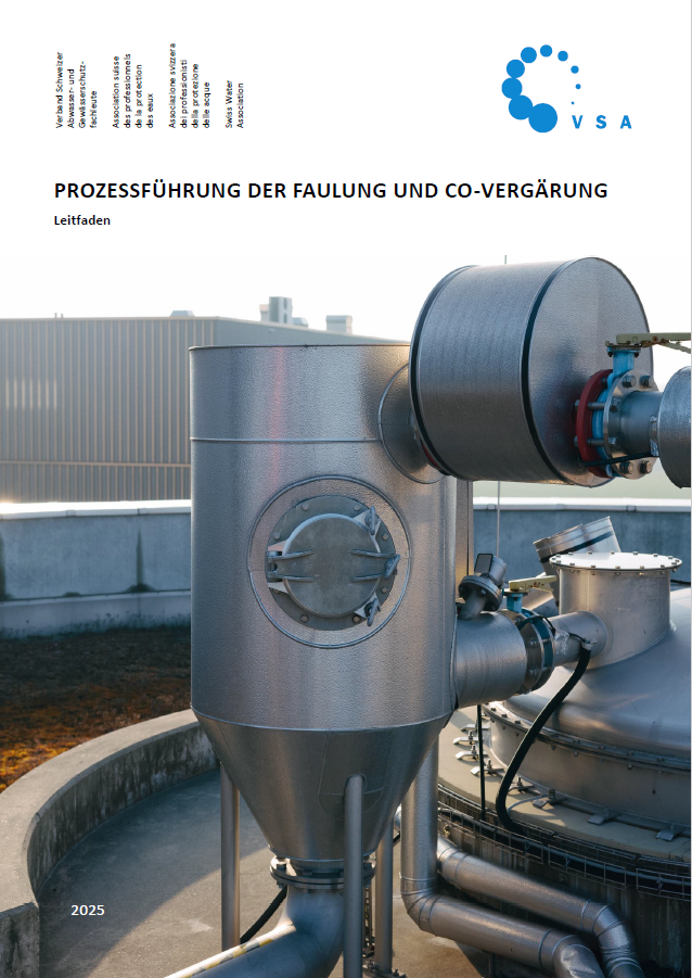 Gro&szlig;e industrielle Metallger&auml;te und Rohre im Freien in einer Kl&auml;ranlage, mit einem Geb&auml;ude und dem Himmel im Hintergrund. Text auf der Titelseite in deutscher Sprache &uuml;ber anaerobe Verg&auml;rungsprozesse.