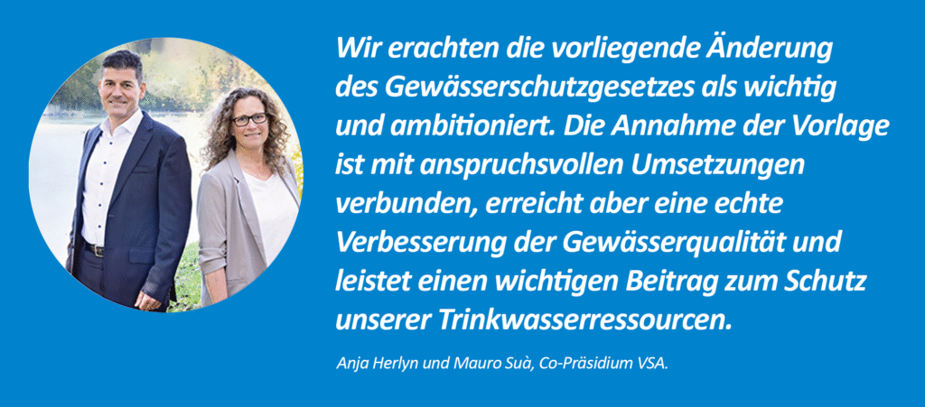 Zwei Personen in Geschäftskleidung stehen im Freien in der Nähe eines Gewässers. Neben ihnen steht ein deutscher Text über die Verbesserung der Wasserschutzgesetze und den Schutz der Trinkwasserressourcen.