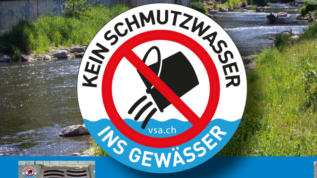 Ein Schild mit einem durchgestrichenen Eimer, der Flüssigkeit ausschüttet, steht vor einem Fluss und warnt davor, Schmutzwasser in die Gewässer zu leiten.