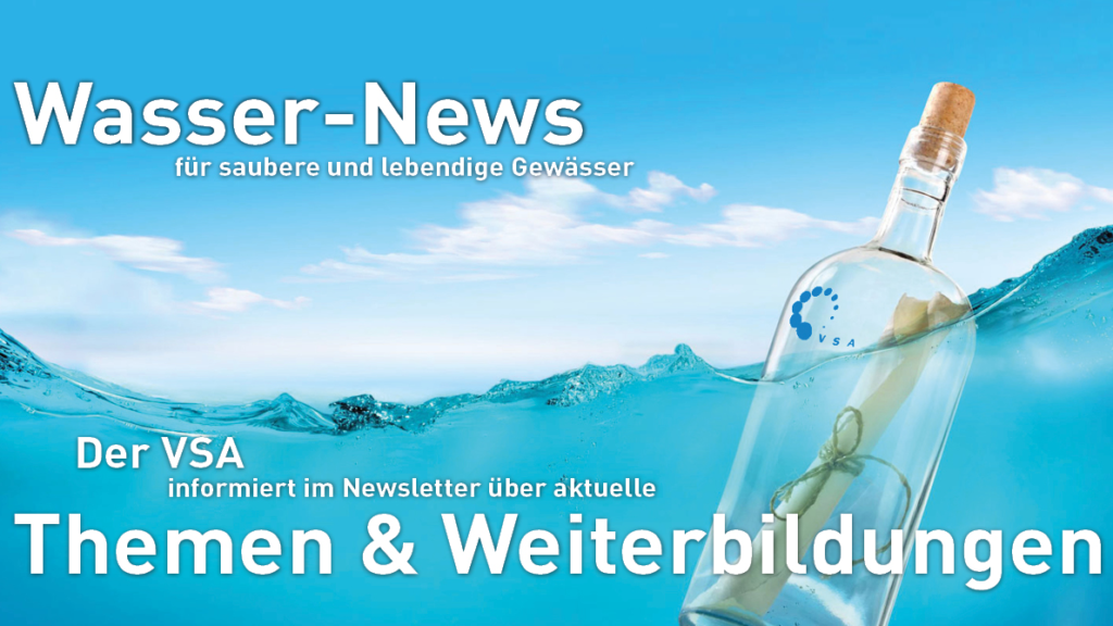 Eine Glasflasche mit einem Korken schwimmt in klarem, blauem Wasser. Der Text wirbt für einen Newsletter über Wasserthemen und Schulungen von VSA.