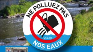 Ein Schild mit einem durchgestrichenen Eimer, der eine Fl&uuml;ssigkeit aussch&uuml;ttet, und der Aufschrift "Ne polluez pas nos eaux" (Verschmutzen Sie nicht unsere Gew&auml;sser) neben einem Fluss, das vor Wasserverschmutzung warnt.
