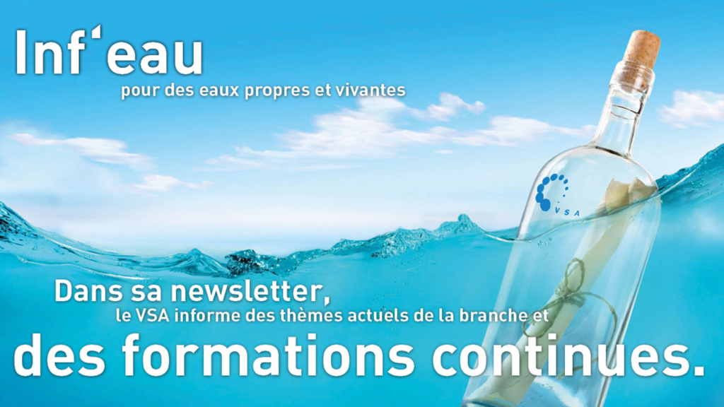 Eine Glasflasche mit einem aufgerollten Papier schwimmt in klarem, blauem Wasser; der franz&ouml;sische Text wirbt f&uuml;r einen Newsletter zu Wasserthemen und Fortbildung.