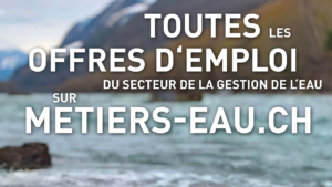 Der Text vor einem verschwommenen Hintergrund aus Bergen und Seen lautet: "Toutes les offres d'emploi du secteur de la gestion de l'eau sur metiers-eau.ch".