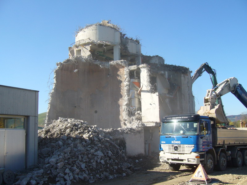 Abbruch der Faultürme der ARA Rohrbach (Oktober 2005)