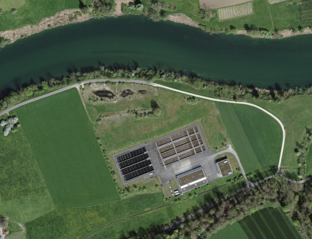 Luftbild mit dem Pro Natura Schutzgebiet auf dem Gelände der ehemaligen ARA Aarwangen, im Süden die Nachfolger-ARA Eymatte der ZALA AG (Stand 2024)