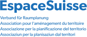 Logo f&uuml;r EspaceSuisse mit dem Namen der Organisation in Deutsch, Franz&ouml;sisch, Italienisch und R&auml;toromanisch, das den Schwerpunkt auf die Raumplanung verdeutlicht.