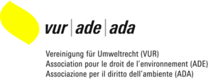 Links eine gelbe abstrakte Form; darunter steht in schwarzer Schrift &bdquo;vur | ade | ada&ldquo; sowie die &Uuml;bersetzungen &bdquo;Environmental Law Association&ldquo; auf Deutsch, Franz&ouml;sisch und Italienisch.