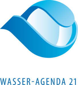 Logo mit einer blauen Welle, die eine kreisf&ouml;rmige Form um einen Wassertropfen bildet. Darunter steht in blauen Gro&szlig;buchstaben der Text &bdquo;WASSER-AGENDA 21&ldquo;.